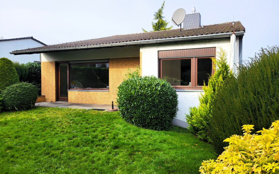 Einfamilienhaus in guter Lage von Stommeln auf großem Grundstück mit unseinsehbarem Garten und Garage!